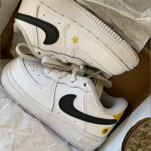 Nike Force 1 LV8 size 5C in color black, white and gold. Moderately worn.